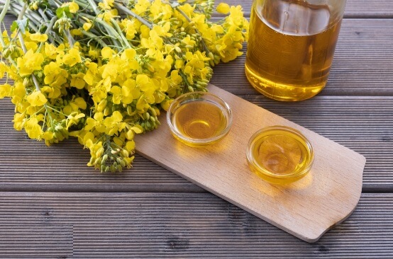 O Óleo Vegetal de Canola é uma opção versátil e econômica para cosméticos naturais. Rico em ácidos graxos ômega-3 e ômega-6, o óleo de canola é conhecido por suas propriedades hidratantes, antioxidantes e anti-inflamatórias que ajudam a manter a saúde da pele.