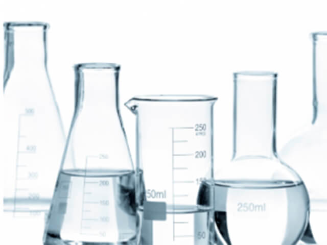 Obtido a partir do glicerol ou propano-1,2,3-triol (IUPAC, 1993), que é um composto orgânico pertencente à função álcool. É líquido à temperatura ambiente (25°C), higroscópico, inodoro, viscoso e de sabor adocicado. Umectante, solvente e amaciante. Utilizado em pomadas, cremes e loções para manutenção da maciez e umidade da pele; Em cremes dentais, é comum ser utilizado para conferir-lhe brilho, suavidade e viscosidade; Solvente e agregador de consistência.